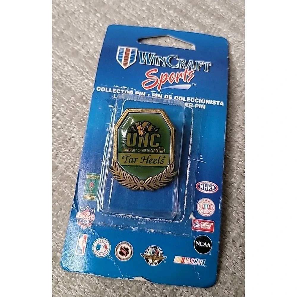 Univ of North Carolina Tar Heels‎ VTG Pins Laces Key Chain Memorabilia WinCraft